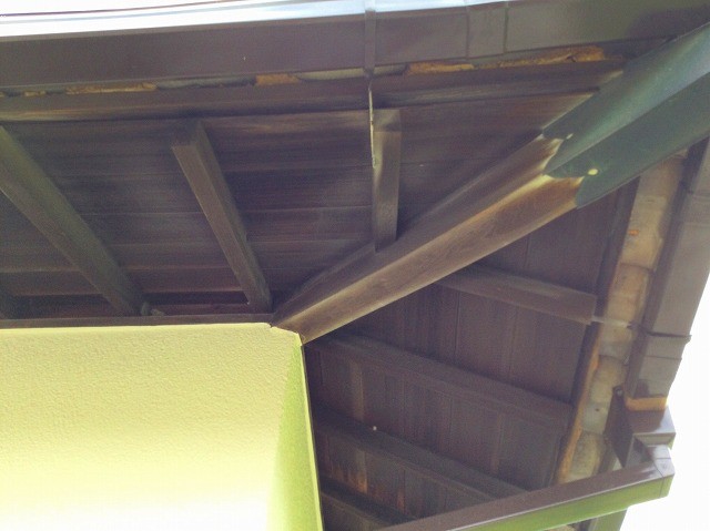 明石市の雨染みができた軒天